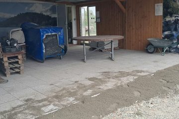 Aménagement du sol de la zone d'accueil.